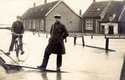 606542 Afbeelding van hoogwater te Vianen.